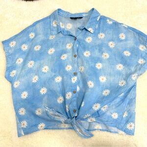 EUC Charlie B daisy pattern light cornflower blue tie button down linen top XXL